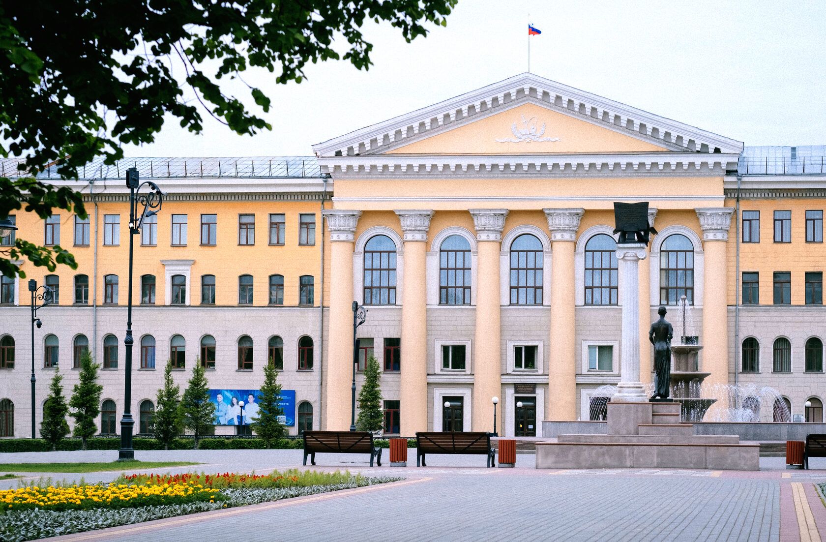 我校与俄罗斯托木斯克国立控制系统与无线电电子大学签署合作谅解备忘录